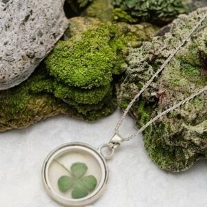 MODCLOTH LADY LUCK CLOVER NECKLACE